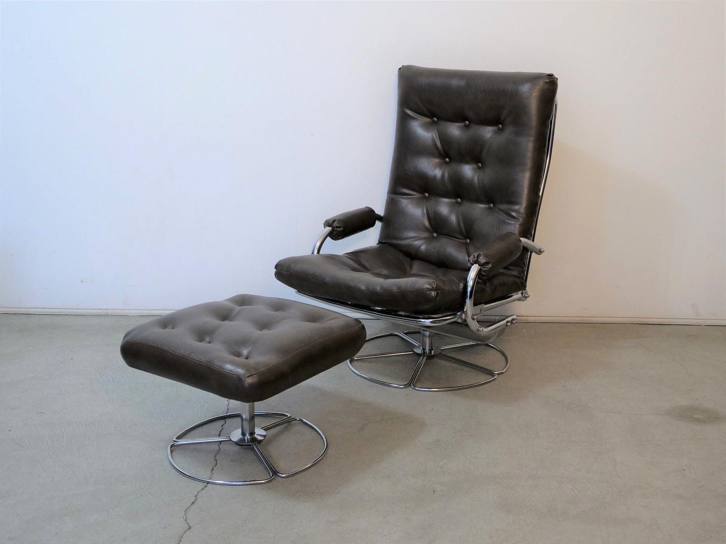 1970's Mid-Century Modern Lounge Chair